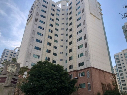 78명의 응찰자가 몰린 부산 강서구 명지동에 위치한 영어도시퀸덤1차에디슨타운 아파트 전경.<지지옥션 제공>